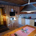 Chalet Otso, Kahden Makuuhuoneen Kelomoekki, Lukuisten Polkujen, Polkupyoeraereitin Sekae Kalaisan Tunturilammen Vieressae