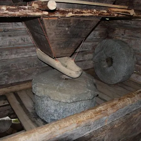 Otso 29, Kahden Makuuhuoneen Moekki Syoetteellae Valaistun Ladun Vieressae Chalet